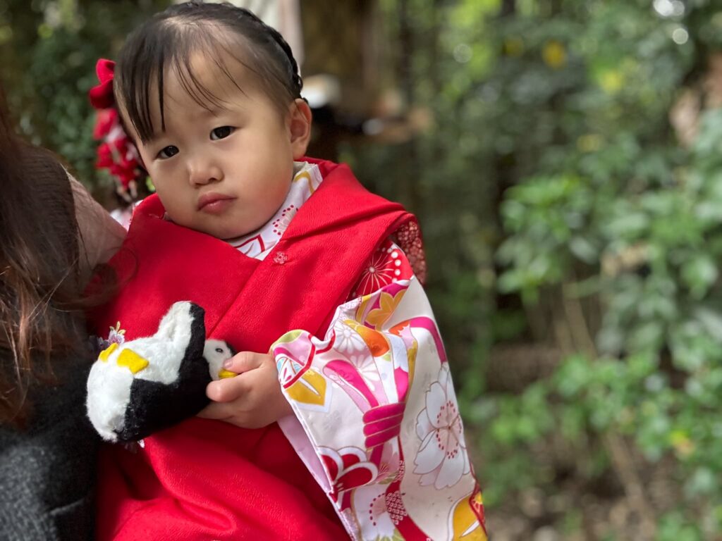 大神神社七五三お参り後に歩き疲れて抱っこされている様子