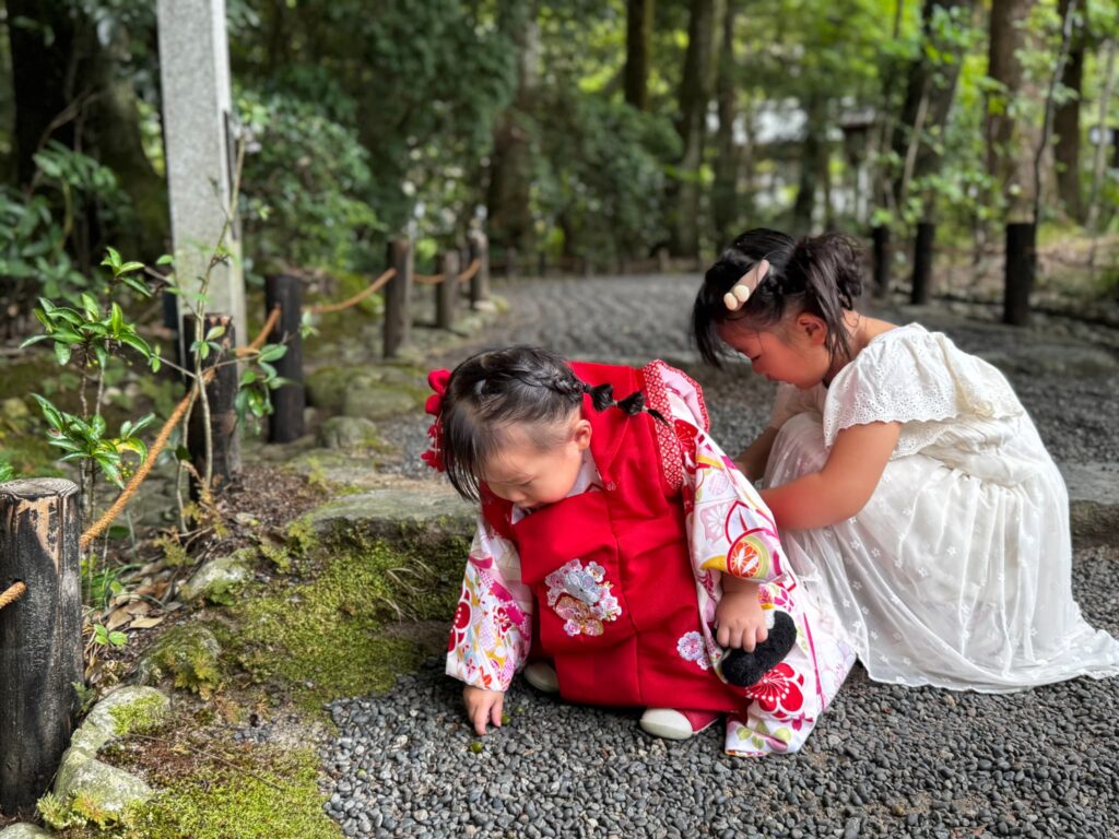 大神神社七五三お参り後のどんぐり拾い