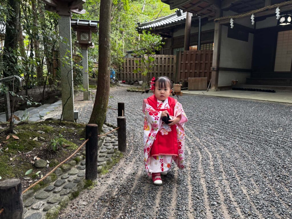 大神神社七五三お参り後の社務所横の道